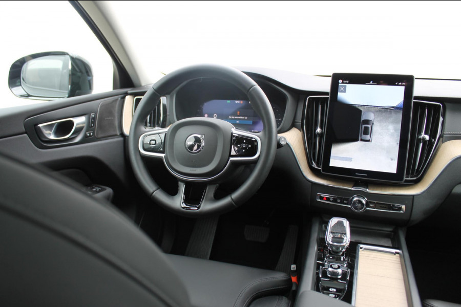 Volvo XC60 2.0 T6 Plug-in hybrid AWD Ultra Dark Luchtvering / Panoramisch schuif-kanteldak / Semi elektrisch wegklapbare trekhaak / Harman Kardon Audio