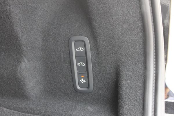 Volvo XC60 2.0 T6 Plug-in hybrid AWD Ultra Dark Luchtvering / Panoramisch schuif-kanteldak / Semi elektrisch wegklapbare trekhaak / Harman Kardon Audio