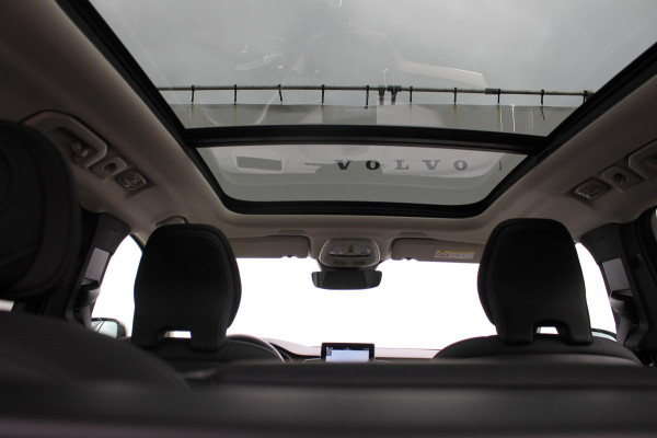 Volvo XC60 2.0 T6 Plug-in hybrid AWD Ultra Dark Luchtvering / Panoramisch schuif-kanteldak / Semi elektrisch wegklapbare trekhaak / Harman Kardon Audio
