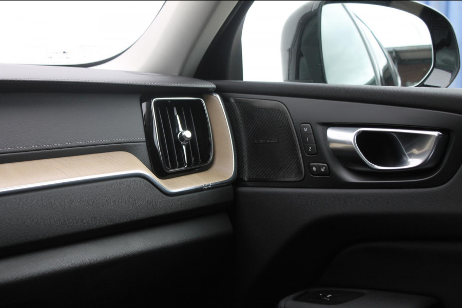 Volvo XC60 2.0 T6 Plug-in hybrid AWD Ultra Dark Luchtvering / Panoramisch schuif-kanteldak / Semi elektrisch wegklapbare trekhaak / Harman Kardon Audio