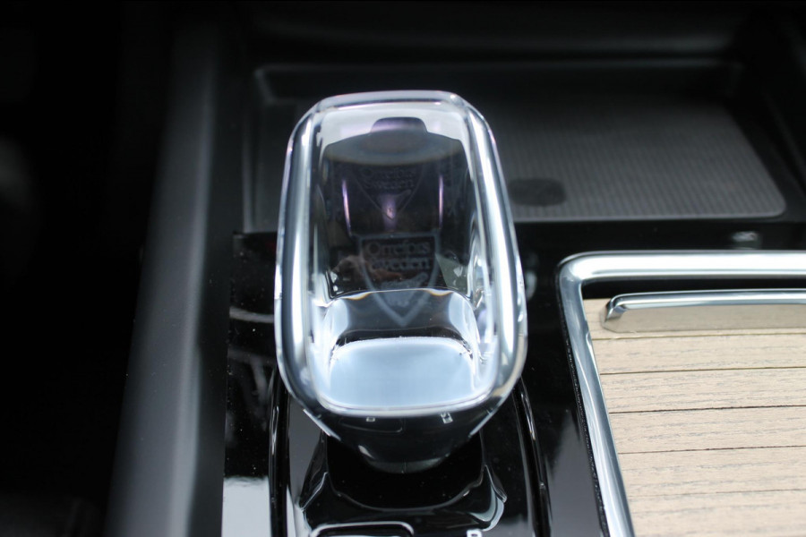 Volvo XC60 2.0 T6 Plug-in hybrid AWD Ultra Dark Luchtvering / Panoramisch schuif-kanteldak / Semi elektrisch wegklapbare trekhaak / Harman Kardon Audio