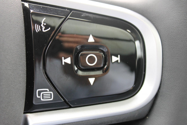 Volvo XC60 2.0 T6 Plug-in hybrid AWD Ultra Dark Luchtvering / Panoramisch schuif-kanteldak / Semi elektrisch wegklapbare trekhaak / Harman Kardon Audio