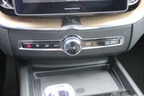 Volvo XC60 2.0 T6 Plug-in hybrid AWD Ultra Dark Luchtvering / Panoramisch schuif-kanteldak / Semi elektrisch wegklapbare trekhaak / Harman Kardon Audio