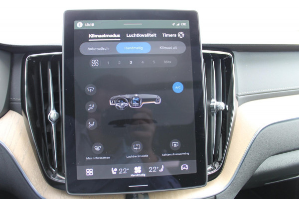 Volvo XC60 2.0 T6 Plug-in hybrid AWD Ultra Dark Luchtvering / Panoramisch schuif-kanteldak / Semi elektrisch wegklapbare trekhaak / Harman Kardon Audio