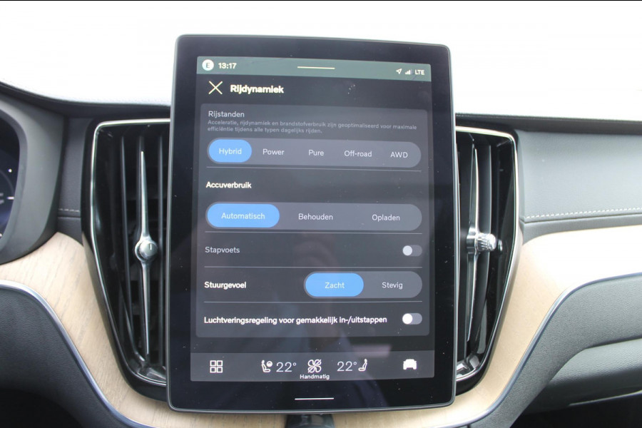 Volvo XC60 2.0 T6 Plug-in hybrid AWD Ultra Dark Luchtvering / Panoramisch schuif-kanteldak / Semi elektrisch wegklapbare trekhaak / Harman Kardon Audio