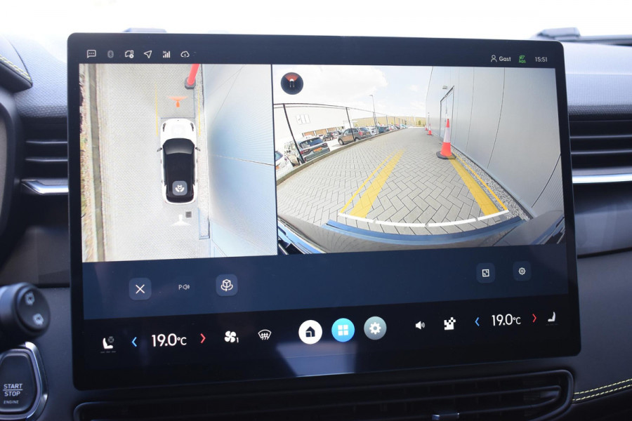 Lynk & Co 01 276PK Automaat More / Adaptive cruise control / Leren bekleding / Elektrisch verstelbare stoelen / Schuif- kanteldak / Stoel- en stuurverwarming / Parkeersensoren V+A / 360 Graden Camera / Elektrische achterklep / 20" lichtmetalen velgen