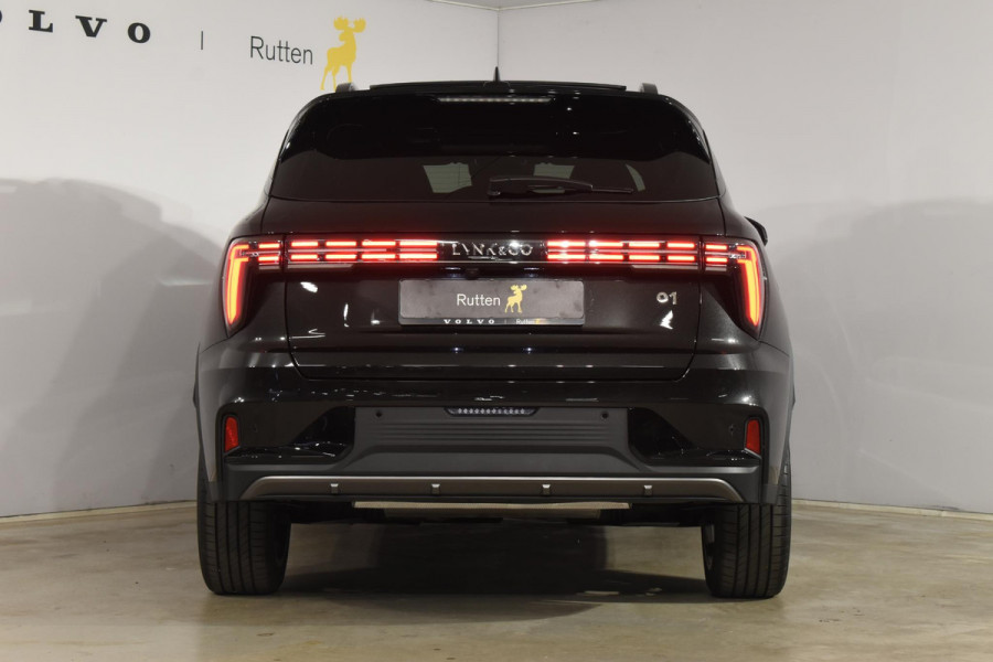 Lynk & Co 01 276PK Automaat More / Adaptive cruise control / Leren bekleding / Elektrisch verstelbare stoelen / Schuif- kanteldak / Stoel- en stuurverwarming / Parkeersensoren V+A / 360 Graden Camera / Elektrische achterklep / 20" lichtmetalen velgen