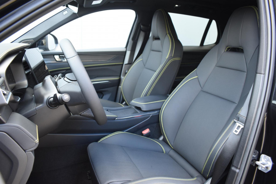 Lynk & Co 01 276PK Automaat More / Adaptive cruise control / Leren bekleding / Elektrisch verstelbare stoelen / Schuif- kanteldak / Stoel- en stuurverwarming / Parkeersensoren V+A / 360 Graden Camera / Elektrische achterklep / 20" lichtmetalen velgen