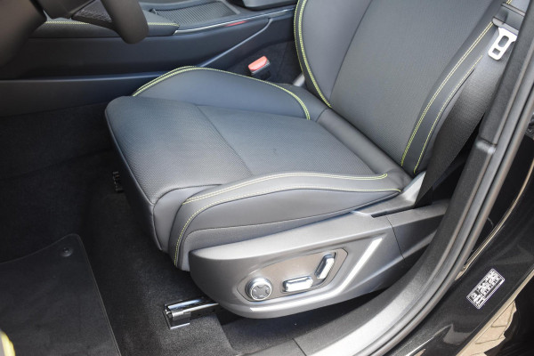 Lynk & Co 01 276PK Automaat More / Adaptive cruise control / Leren bekleding / Elektrisch verstelbare stoelen / Schuif- kanteldak / Stoel- en stuurverwarming / Parkeersensoren V+A / 360 Graden Camera / Elektrische achterklep / 20" lichtmetalen velgen