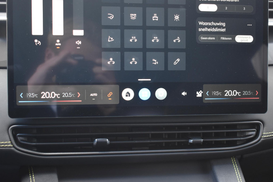 Lynk & Co 01 276PK Automaat More / Adaptive cruise control / Leren bekleding / Elektrisch verstelbare stoelen / Schuif- kanteldak / Stoel- en stuurverwarming / Parkeersensoren V+A / 360 Graden Camera / Elektrische achterklep / 20" lichtmetalen velgen