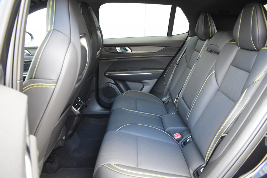 Lynk & Co 01 276PK Automaat More / Adaptive cruise control / Leren bekleding / Elektrisch verstelbare stoelen / Schuif- kanteldak / Stoel- en stuurverwarming / Parkeersensoren V+A / 360 Graden Camera / Elektrische achterklep / 20" lichtmetalen velgen