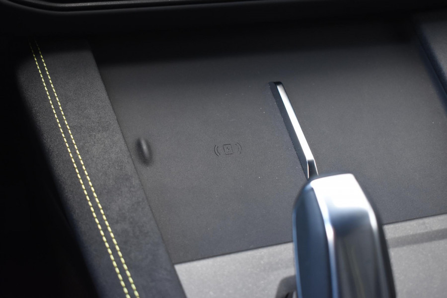 Lynk & Co 01 276PK Automaat More / Adaptive cruise control / Leren bekleding / Elektrisch verstelbare stoelen / Schuif- kanteldak / Stoel- en stuurverwarming / Parkeersensoren V+A / 360 Graden Camera / Elektrische achterklep / 20" lichtmetalen velgen