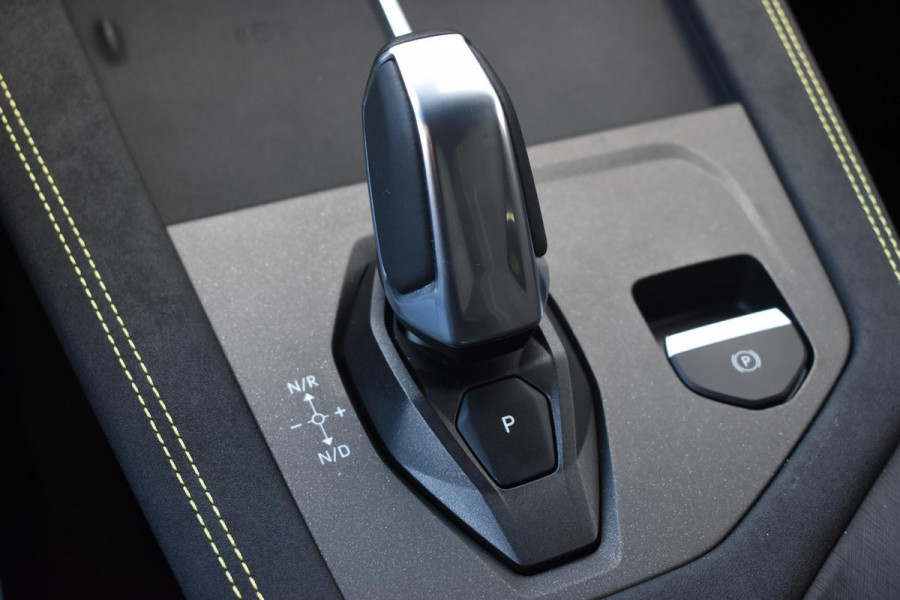Lynk & Co 01 276PK Automaat More / Adaptive cruise control / Leren bekleding / Elektrisch verstelbare stoelen / Schuif- kanteldak / Stoel- en stuurverwarming / Parkeersensoren V+A / 360 Graden Camera / Elektrische achterklep / 20" lichtmetalen velgen
