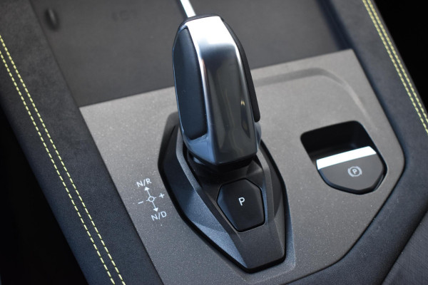 Lynk & Co 01 276PK Automaat More / Adaptive cruise control / Leren bekleding / Elektrisch verstelbare stoelen / Schuif- kanteldak / Stoel- en stuurverwarming / Parkeersensoren V+A / 360 Graden Camera / Elektrische achterklep / 20" lichtmetalen velgen