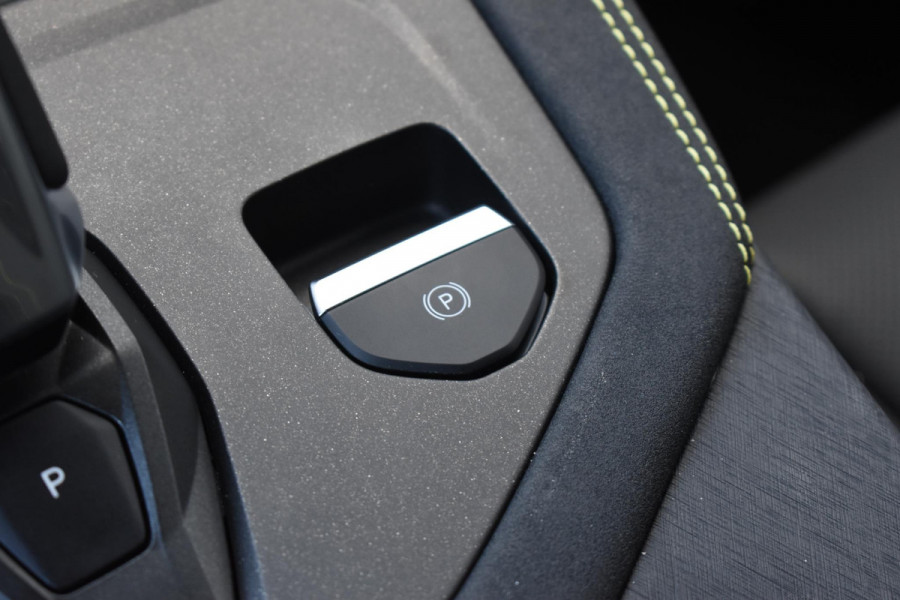 Lynk & Co 01 276PK Automaat More / Adaptive cruise control / Leren bekleding / Elektrisch verstelbare stoelen / Schuif- kanteldak / Stoel- en stuurverwarming / Parkeersensoren V+A / 360 Graden Camera / Elektrische achterklep / 20" lichtmetalen velgen