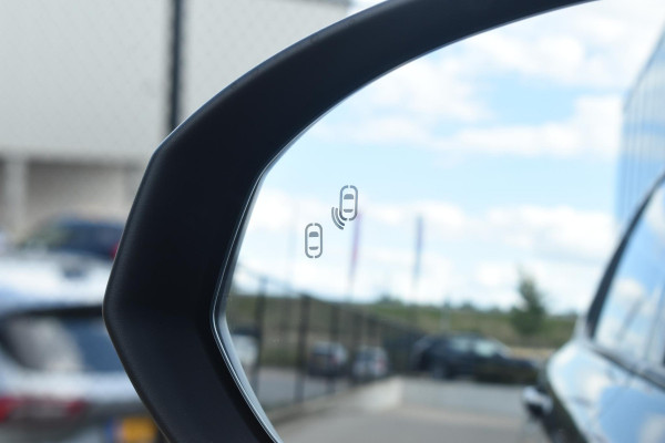 Lynk & Co 01 276PK Automaat More / Adaptive cruise control / Leren bekleding / Elektrisch verstelbare stoelen / Schuif- kanteldak / Stoel- en stuurverwarming / Parkeersensoren V+A / 360 Graden Camera / Elektrische achterklep / 20" lichtmetalen velgen