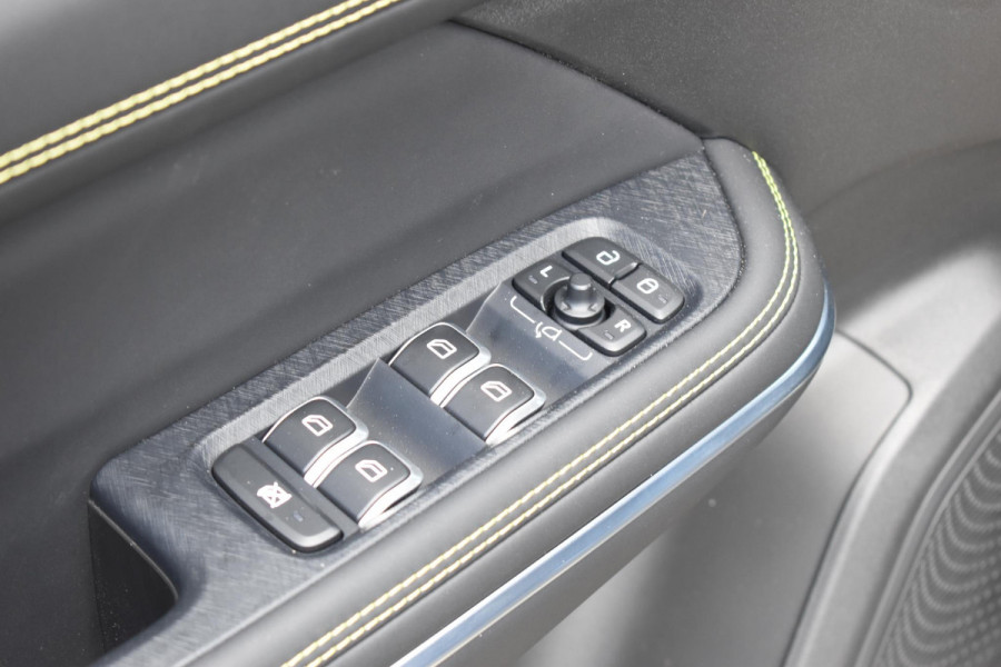 Lynk & Co 01 276PK Automaat More / Adaptive cruise control / Leren bekleding / Elektrisch verstelbare stoelen / Schuif- kanteldak / Stoel- en stuurverwarming / Parkeersensoren V+A / 360 Graden Camera / Elektrische achterklep / 20" lichtmetalen velgen