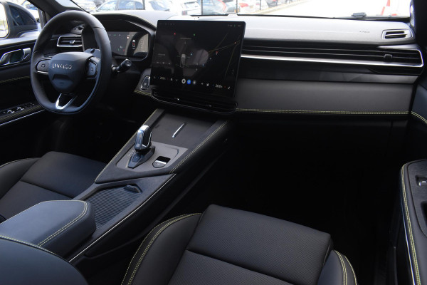 Lynk & Co 01 276PK Automaat More / Adaptive cruise control / Leren bekleding / Elektrisch verstelbare stoelen / Schuif- kanteldak / Stoel- en stuurverwarming / Parkeersensoren V+A / 360 Graden Camera / Elektrische achterklep / 20" lichtmetalen velgen