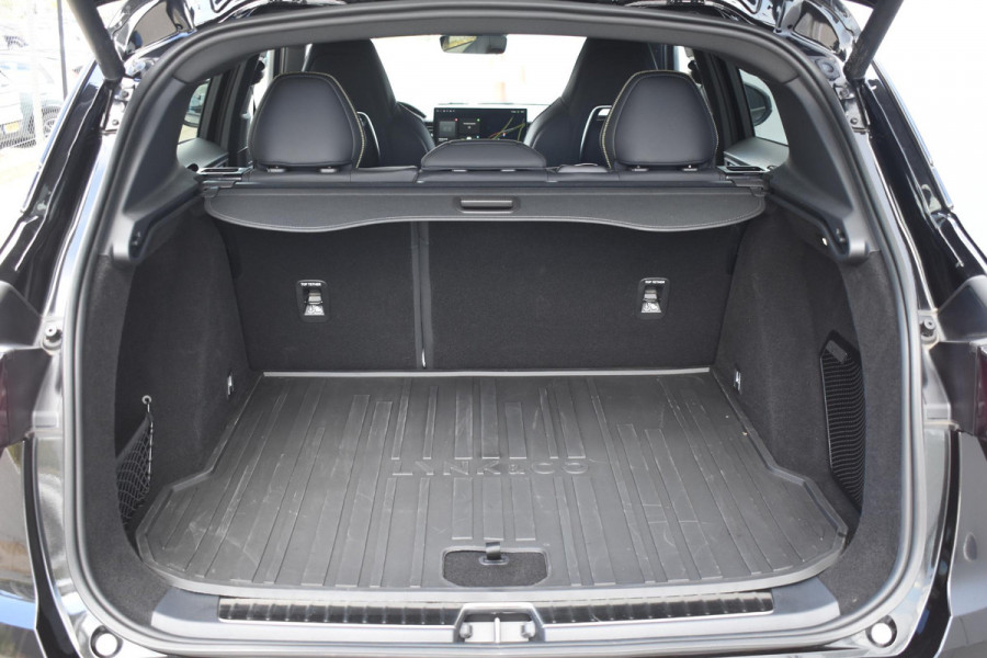 Lynk & Co 01 276PK Automaat More / Adaptive cruise control / Leren bekleding / Elektrisch verstelbare stoelen / Schuif- kanteldak / Stoel- en stuurverwarming / Parkeersensoren V+A / 360 Graden Camera / Elektrische achterklep / 20" lichtmetalen velgen