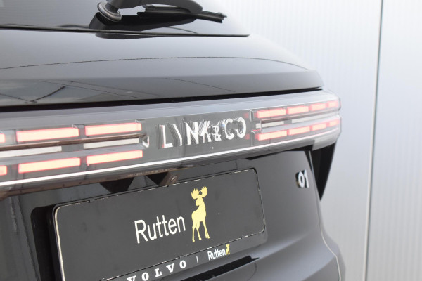Lynk & Co 01 276PK Automaat More / Adaptive cruise control / Leren bekleding / Elektrisch verstelbare stoelen / Schuif- kanteldak / Stoel- en stuurverwarming / Parkeersensoren V+A / 360 Graden Camera / Elektrische achterklep / 20" lichtmetalen velgen