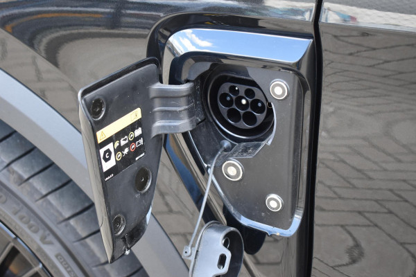 Lynk & Co 01 276PK Automaat More / Adaptive cruise control / Leren bekleding / Elektrisch verstelbare stoelen / Schuif- kanteldak / Stoel- en stuurverwarming / Parkeersensoren V+A / 360 Graden Camera / Elektrische achterklep / 20" lichtmetalen velgen