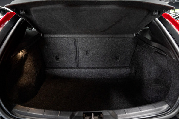 Volvo V40 Cross Country 1.5 T3 Leer Panodak Harman K. Camera Navi PDC Stoelverwarming Climate C. Cruise C. LM velgen