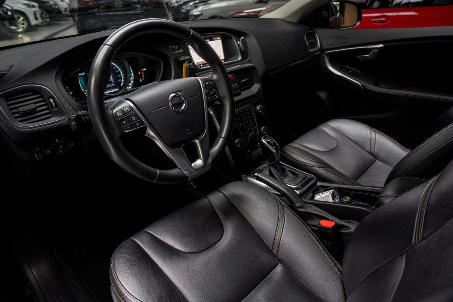 Volvo V40 Cross Country 1.5 T3 Leer Panodak Harman K. Camera Navi PDC Stoelverwarming Climate C. Cruise C. LM velgen