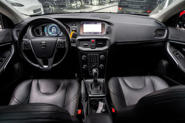 Volvo V40 Cross Country 1.5 T3 Leer Panodak Harman K. Camera Navi PDC Stoelverwarming Climate C. Cruise C. LM velgen