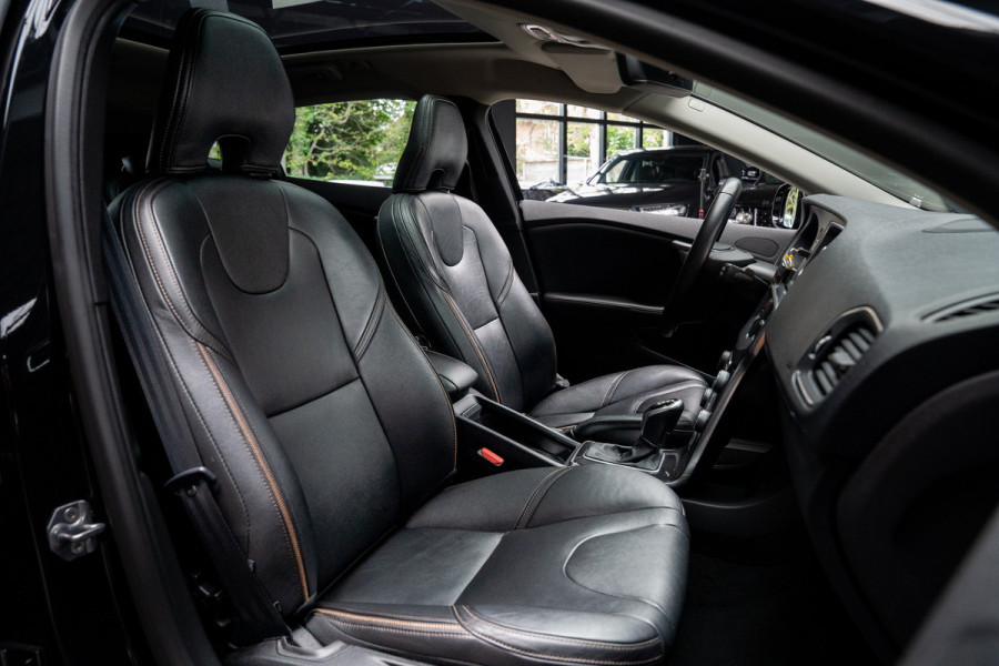 Volvo V40 Cross Country 1.5 T3 Leer Panodak Harman K. Camera Navi PDC Stoelverwarming Climate C. Cruise C. LM velgen