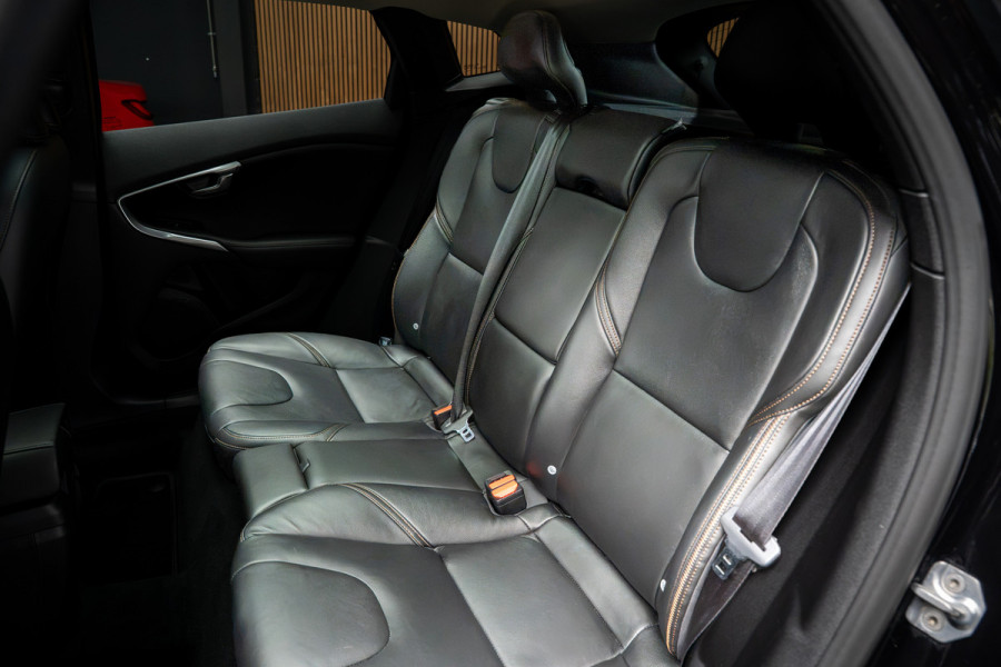 Volvo V40 Cross Country 1.5 T3 Leer Panodak Harman K. Camera Navi PDC Stoelverwarming Climate C. Cruise C. LM velgen