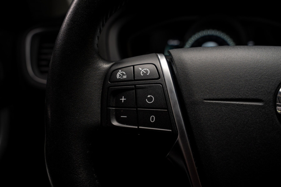 Volvo V40 Cross Country 1.5 T3 Leer Panodak Harman K. Camera Navi PDC Stoelverwarming Climate C. Cruise C. LM velgen