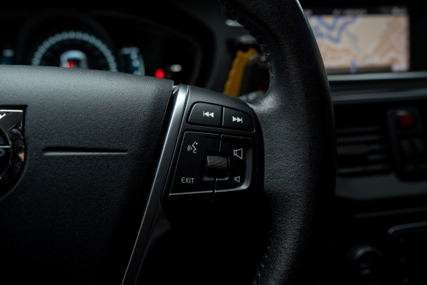 Volvo V40 Cross Country 1.5 T3 Leer Panodak Harman K. Camera Navi PDC Stoelverwarming Climate C. Cruise C. LM velgen