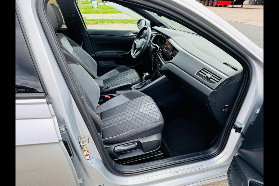 Volkswagen Taigo 1.5 TSI 3X R-Line Business IQ-Lights Panoramadak! Stoelverwarm! 150PK! Dealer onderh!
