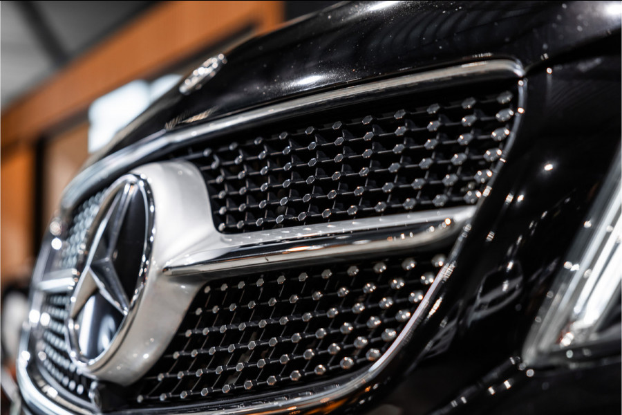 Mercedes-Benz V-Klasse 300d Lang | AMG | Memory seats | Stoelventilatie | 360 Camera | ACC | CarPlay | Navigatie | Lederen bekleding | DAB | Dodehoek | Trekhaak | Nieuwe APK | 2-Zitter | Enkel cabine