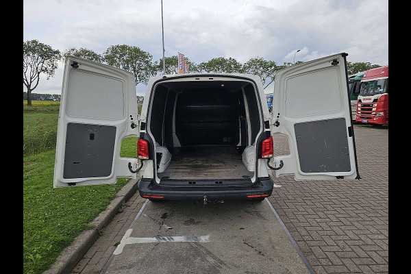 Volkswagen Transporter 2.0 TDI L2H1 Cruise control, Airco, Pdc, Stoelverwarming, Trekhaak, 3-Zits