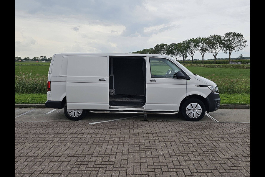 Volkswagen Transporter 2.0 TDI L2H1 Cruise control, Airco, Pdc, Stoelverwarming, Trekhaak, 3-Zits