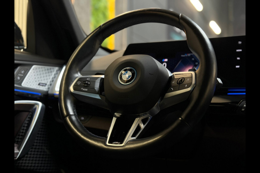 BMW X1 XDrive25e |M-Sport|PANO|HuD|H&K|MASSAGE|360 CAMERA|KEYLESS|21 INCH|PLUG IN HYBRIDE|SFEERVERLICHTING|DEALER ONDERHOUDEN|VOL!