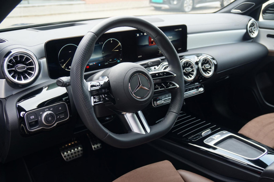 Mercedes-Benz CLA-Klasse Shooting Brake AMG Facelift *INCL. BTW* + BURMESTER / HEAD-UP / PANO / 360 CAMERA / MEMORY