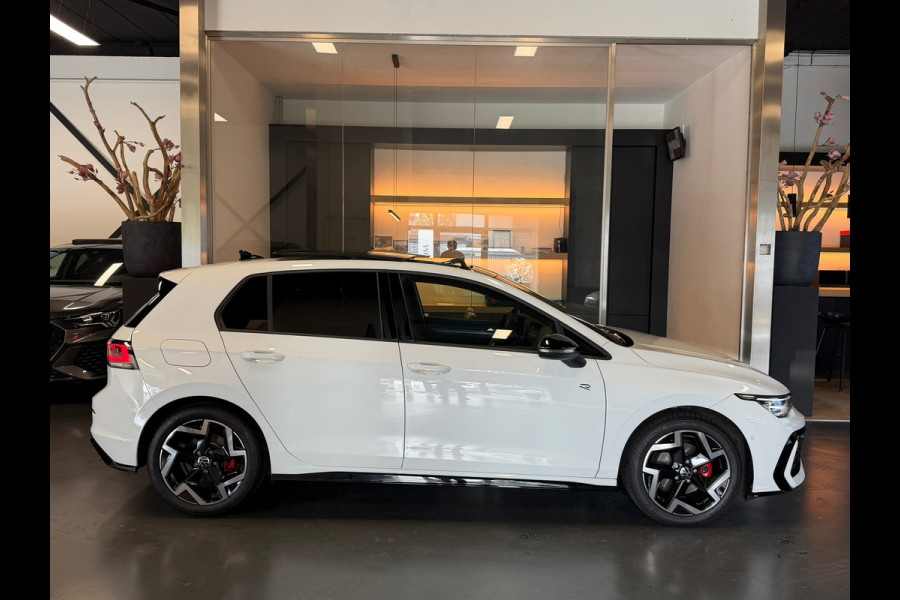 Volkswagen Golf 8.5 1.5 eTSI R-Line Facelift Panorama IQ-light Camera