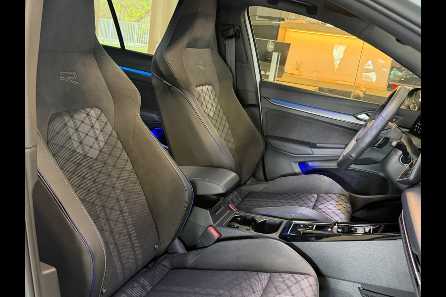 Volkswagen Golf 8.5 1.5 eTSI R-Line Facelift Panorama IQ-light Camera
