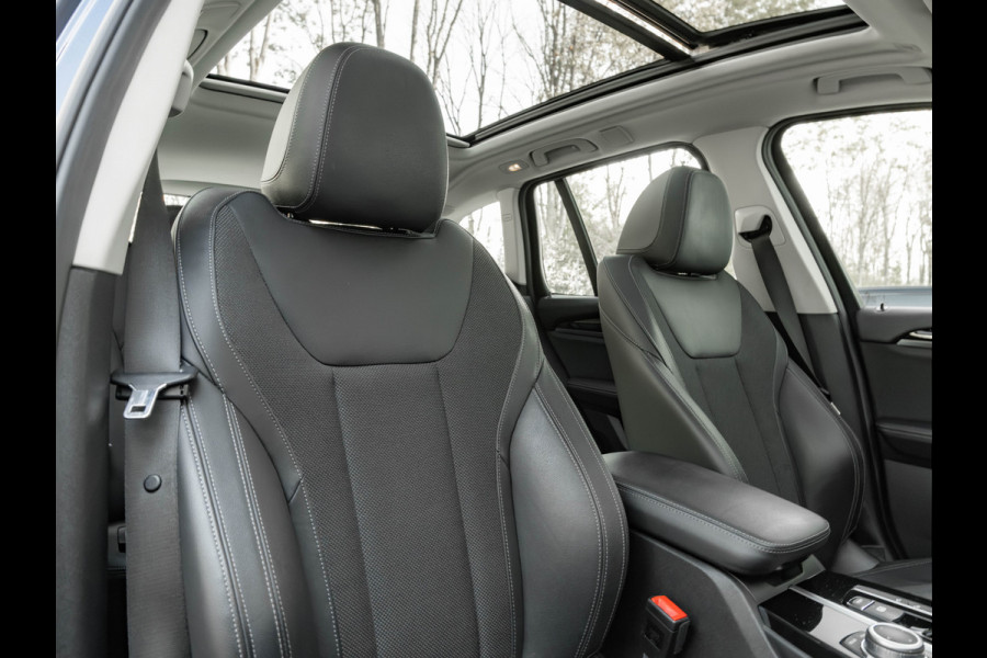 BMW X3 xDrive30e - Pano - Trekhaak - Camera - Sportstoelen - Stoelverwarming