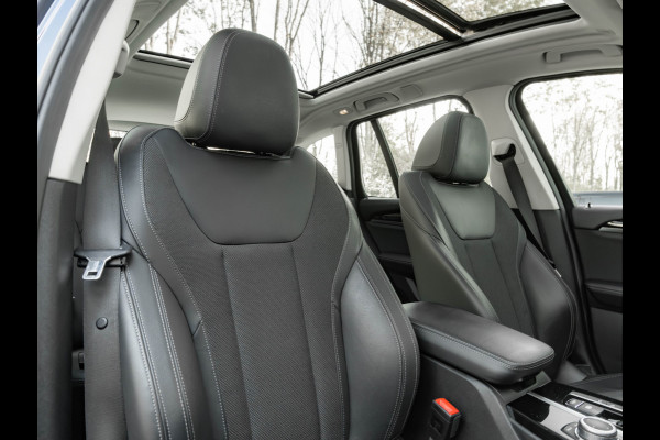 BMW X3 xDrive30e - Pano - Trekhaak - Camera - Sportstoelen - Stoelverwarming