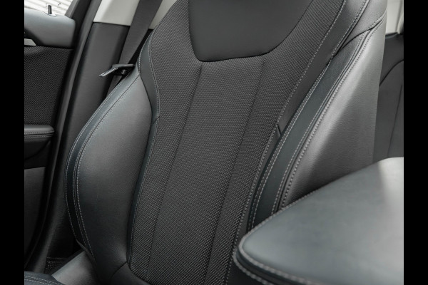 BMW X3 xDrive30e - Pano - Trekhaak - Camera - Sportstoelen - Stoelverwarming