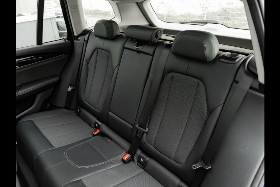 BMW X3 xDrive30e - Pano - Trekhaak - Camera - Sportstoelen - Stoelverwarming