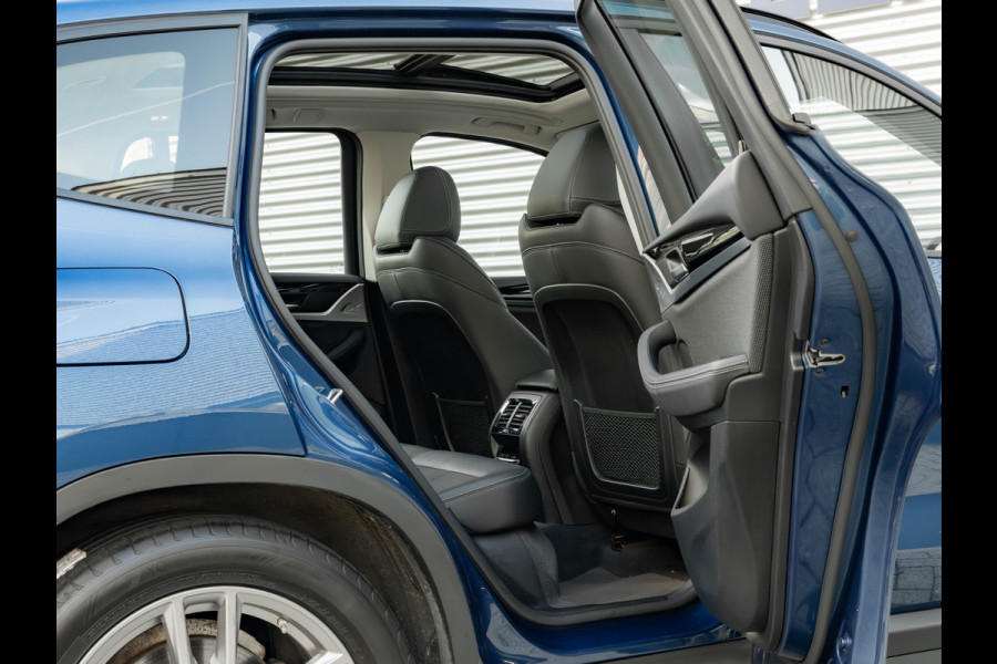 BMW X3 xDrive30e - Pano - Trekhaak - Camera - Sportstoelen - Stoelverwarming