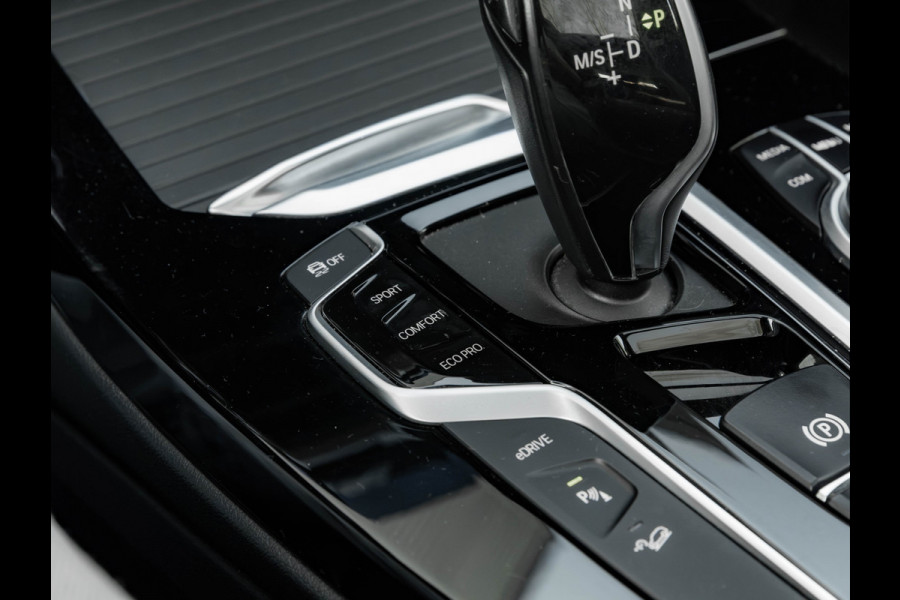 BMW X3 xDrive30e - Pano - Trekhaak - Camera - Sportstoelen - Stoelverwarming