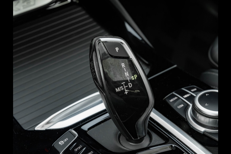 BMW X3 xDrive30e - Pano - Trekhaak - Camera - Sportstoelen - Stoelverwarming