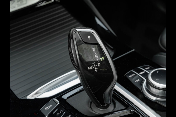BMW X3 xDrive30e - Pano - Trekhaak - Camera - Sportstoelen - Stoelverwarming
