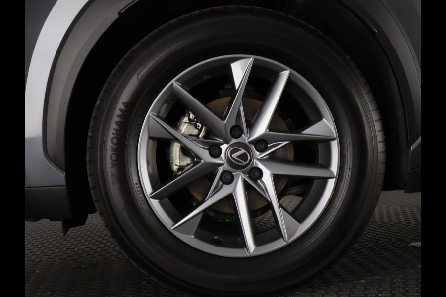 Lexus LBX 1.5 Business Line 2WD | Dodehoek detectie | Stuur- & Stoelverwarming | Navigatie | Parkeersensoren |