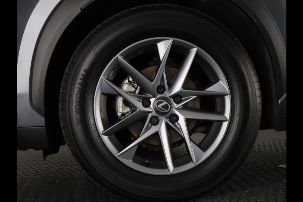 Lexus LBX 1.5 Business Line 2WD | Dodehoek detectie | Stuur- & Stoelverwarming | Navigatie | Parkeersensoren |